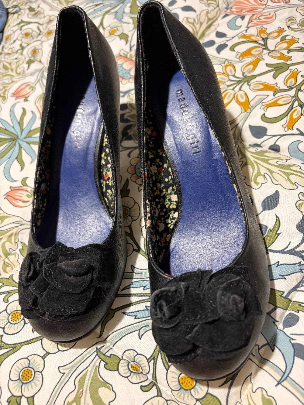 Black pumps